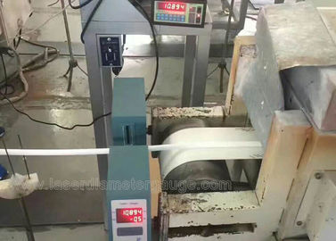 Profesional que mide el diámetro externo, aparato de medición del diámetro del laser